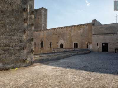 Torniamo ora indietro sui nostri passi, riattraversiamo il cortile e attraverso una scala di servizio giungiamo al terrazzo del piano superiore...